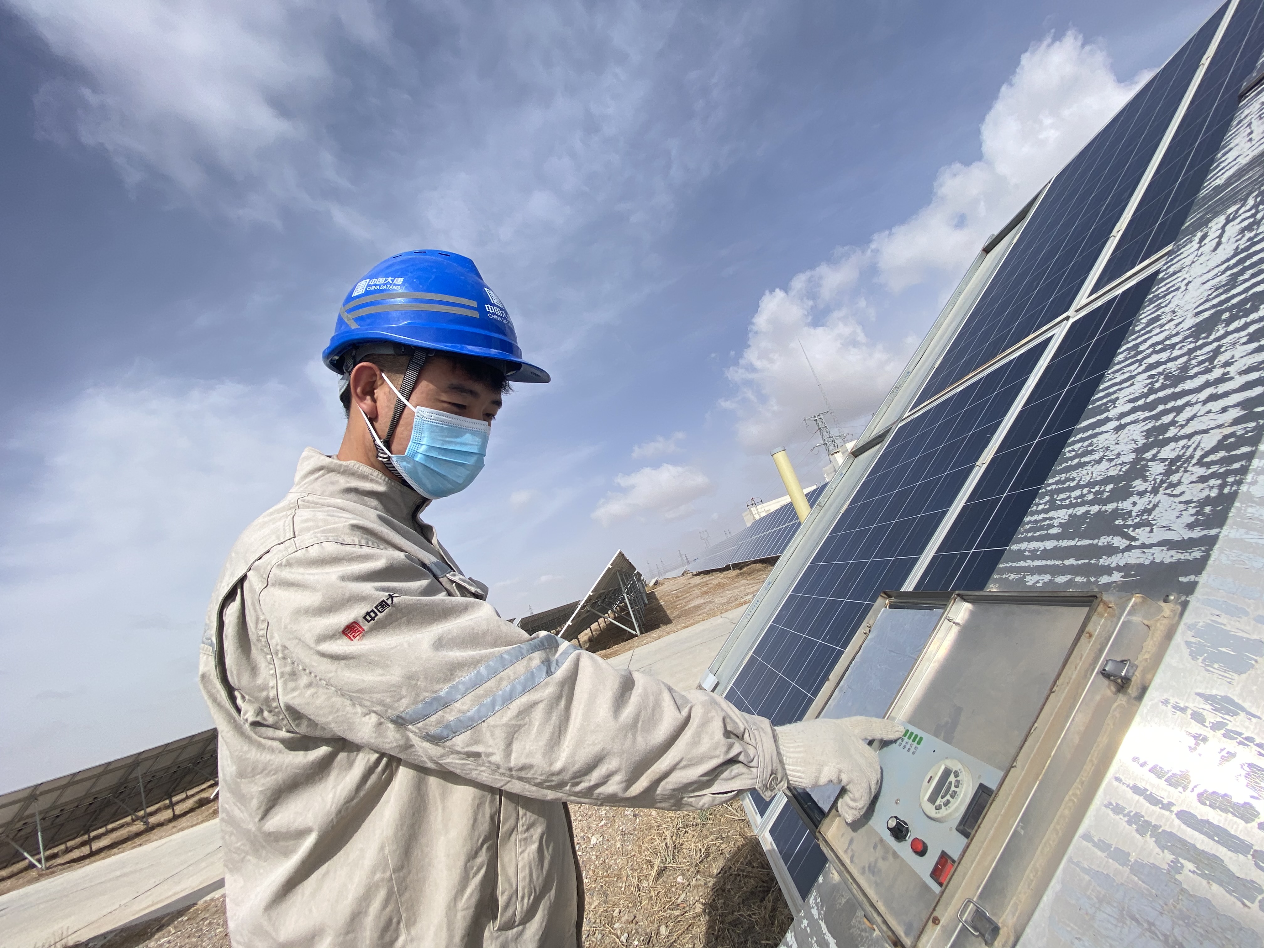 青海能源公司職工檢查光伏自動(dòng)清洗裝置.jpg