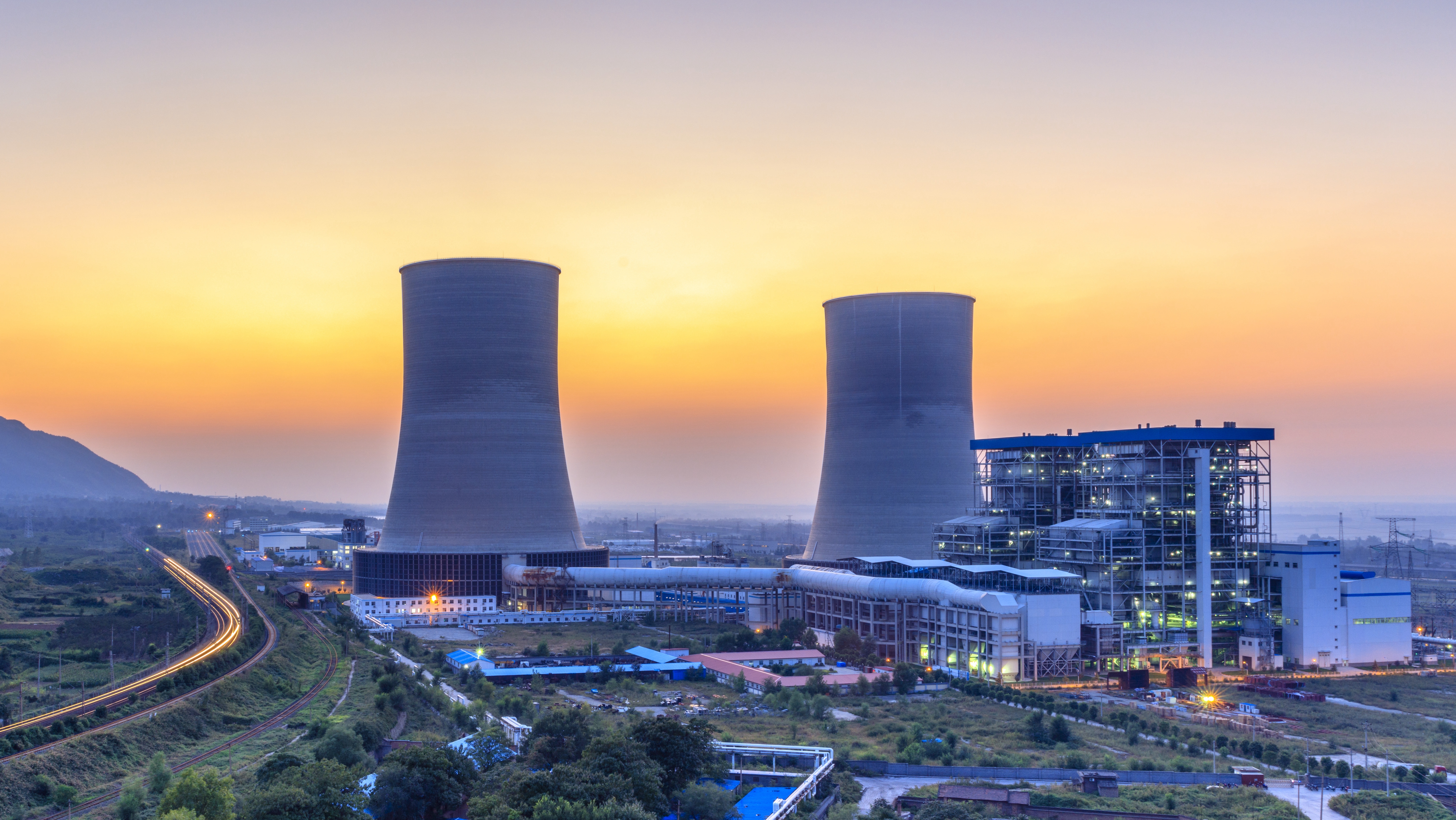 秦嶺發電有限公司兩臺66萬千瓦機組.jpg