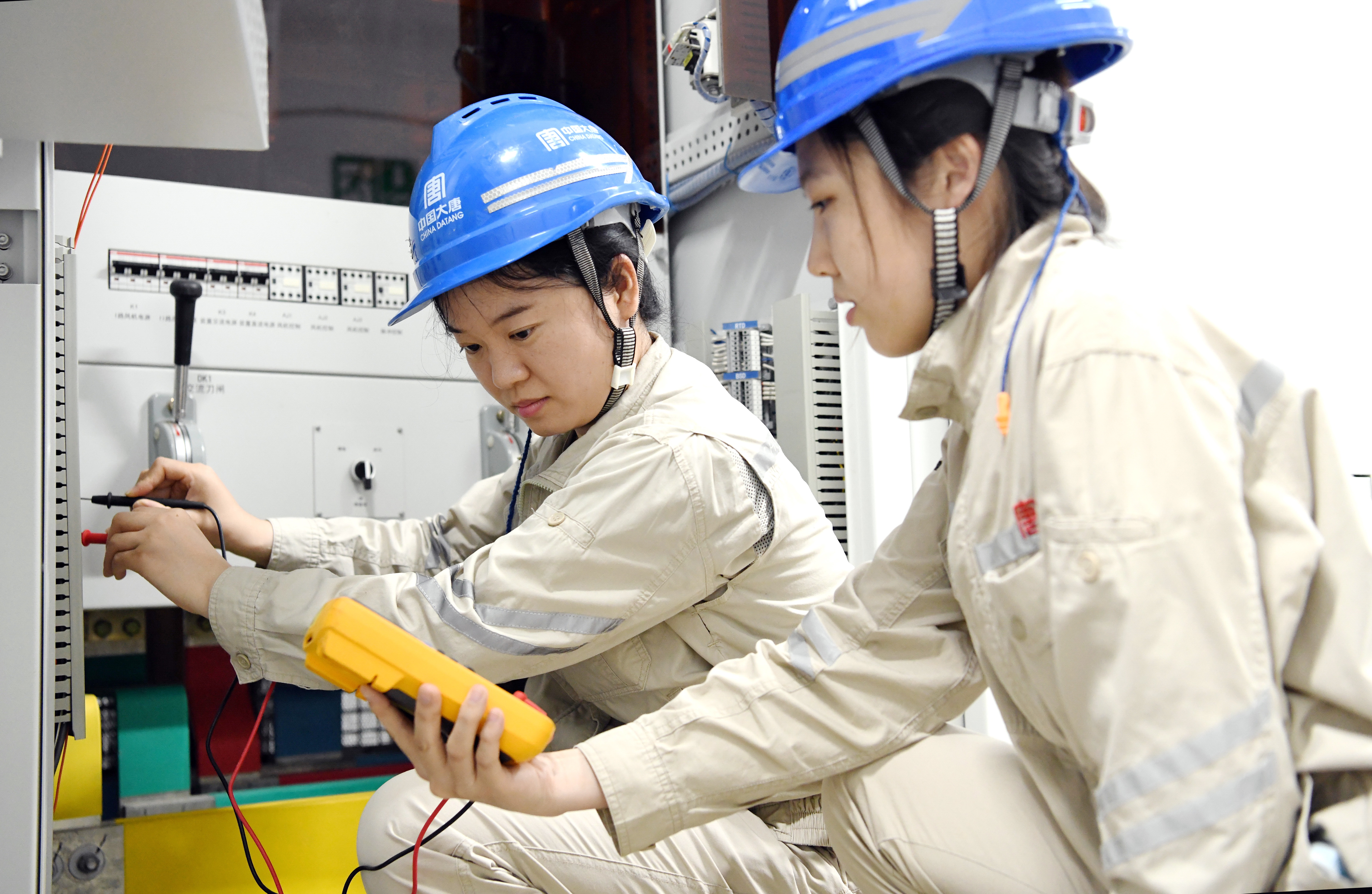 雷州發電公司設備部任佳炯（左）對設備情況進行檢查-王朝陽.jpg