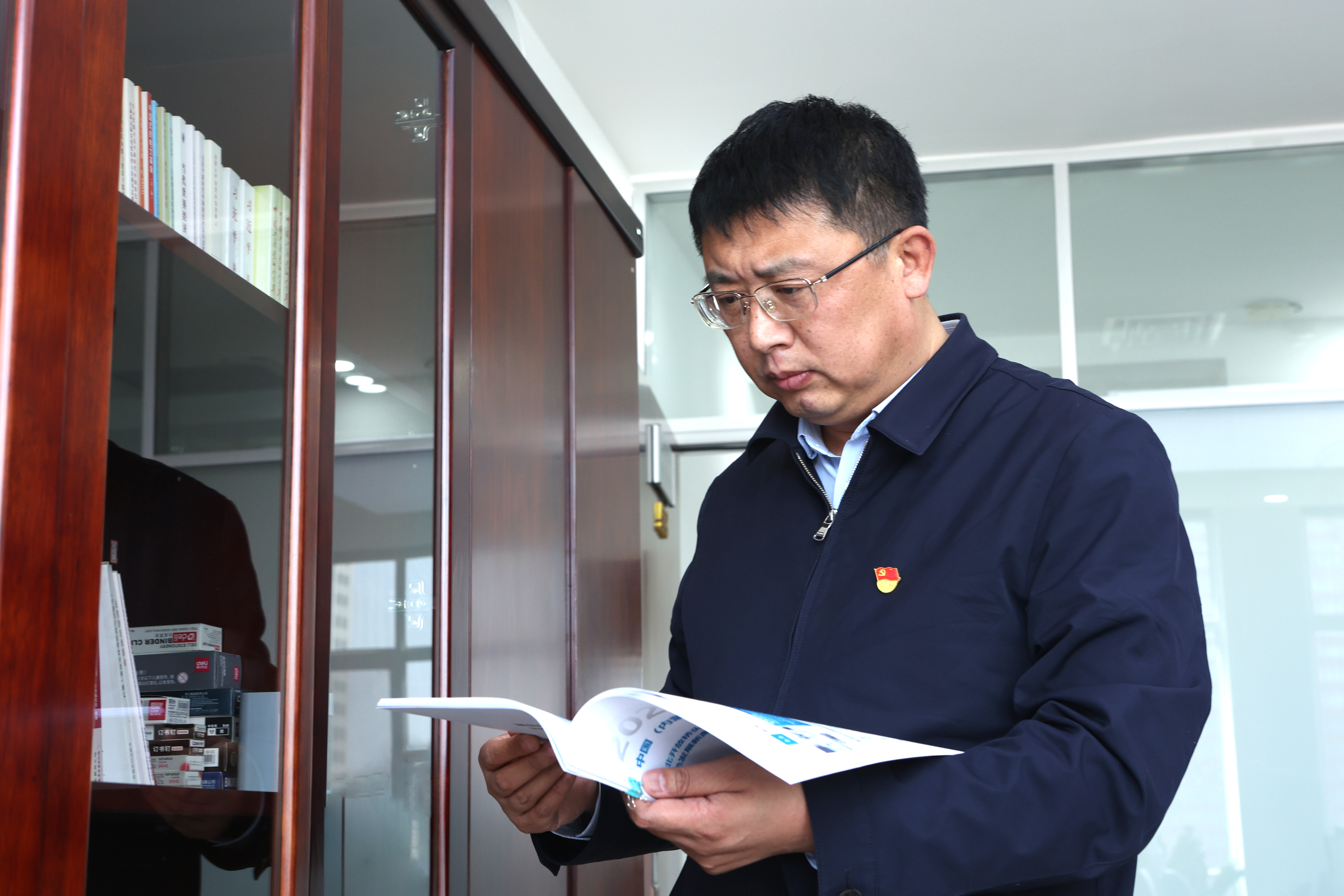 查閱新能源項目開發相關資料.jpg