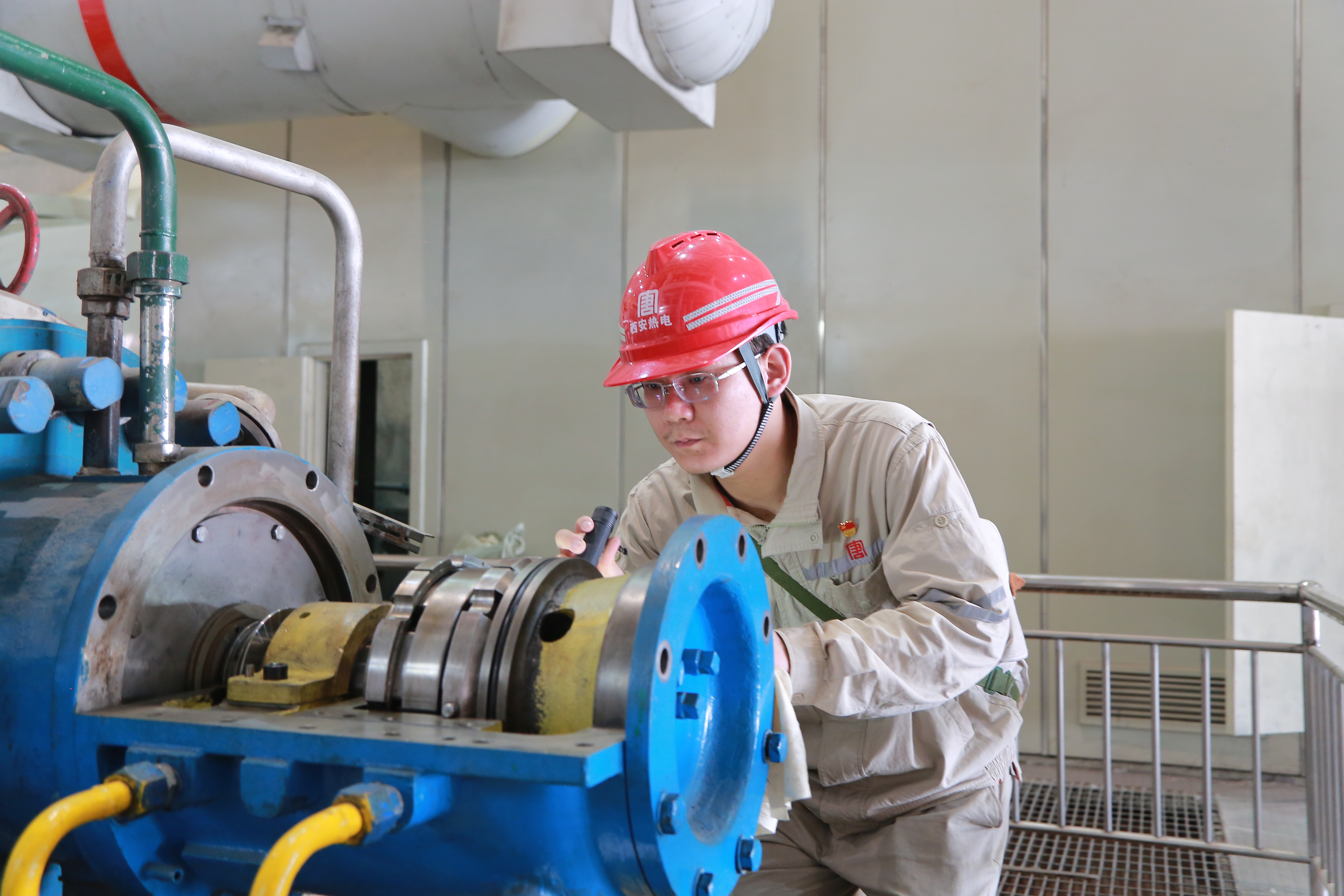 1號(hào)機(jī)組C修對(duì)氣動(dòng)給水泵B瓦塊進(jìn)行檢查.jpg